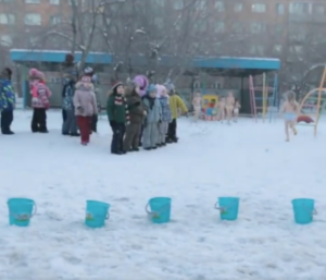 Jedna věc je jistá. Sibiřské děti vědí jak si užít zimu.